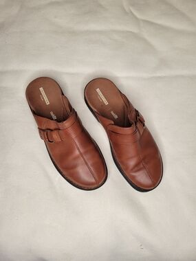 Clarks Collection Clogs Wmn's 9 Brown Leather Buckle Mules Cushion Soft Comfor